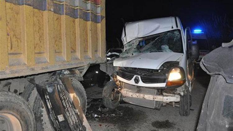 Öğrenci servisi kamyona çarptı: 16 yaralı