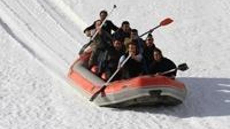 Rafting botuyla kar keyfi