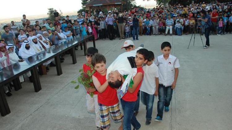 Suriyeli çocuklardan temsili cenaze töreni