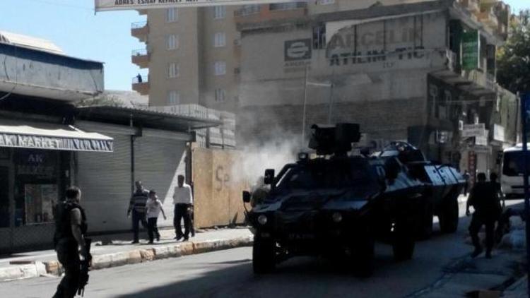Diyarbakırda polise silahlı saldırı: 2 polis yaralı