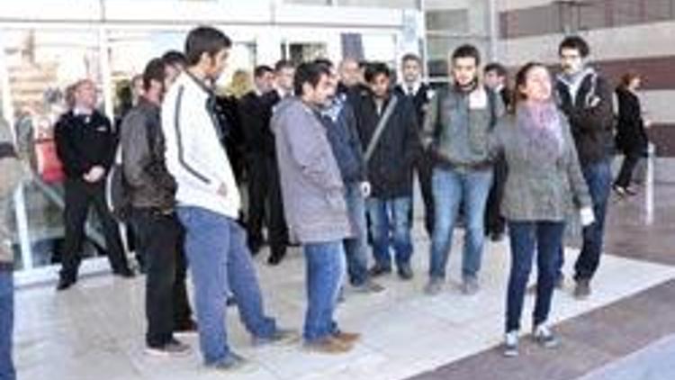 Üniversitelilerce protesto edilen Vali arka kapıdan çıktı