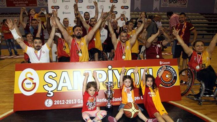 Galatasarayda ödenmeyen paralar yüzünden isyan çıktı