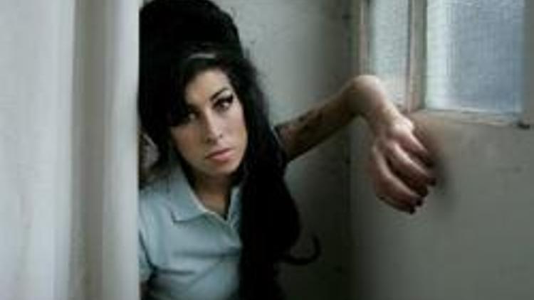 Amy Winehouseun da telefonu dinlenmiş