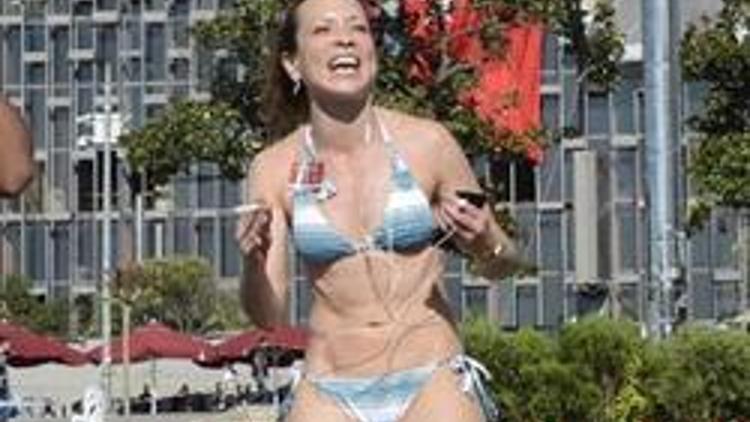 Bikinili kadın Taksimi karıştırdı