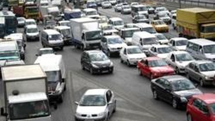 4 kaza, 2 kazma İstanbul trafiği felç