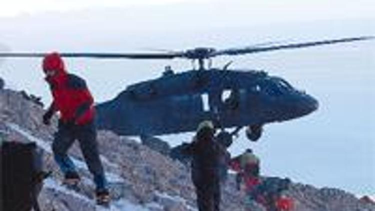 Mehmetçik, 2 dağcıyı helikopterle kurtardı
