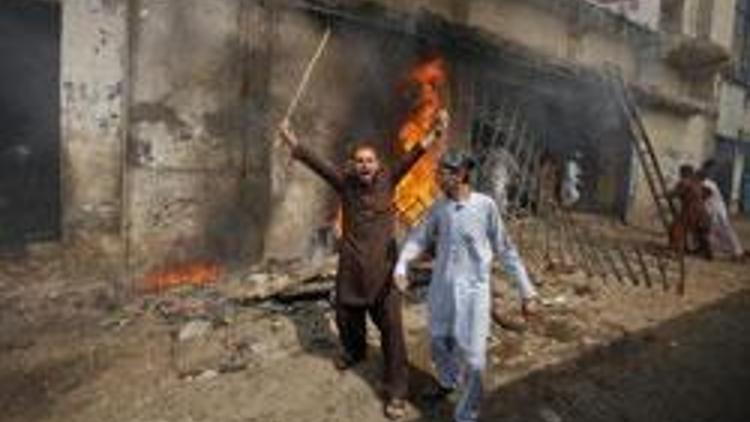 Pakistanda film protestosu: 15 ölü