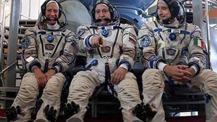 UUİdeki astronotlar uzay yürüyüşünde