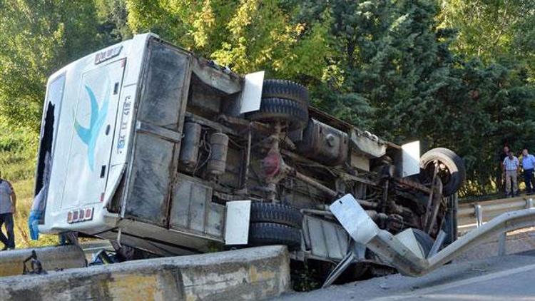 Bahçeköy’de midibüs devrildi: 1 ölü 2’si ağır 13 yaralı