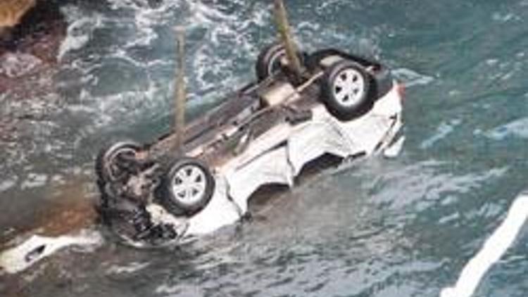 40 metreden denize düşen araç vinçle çıkartıldı
