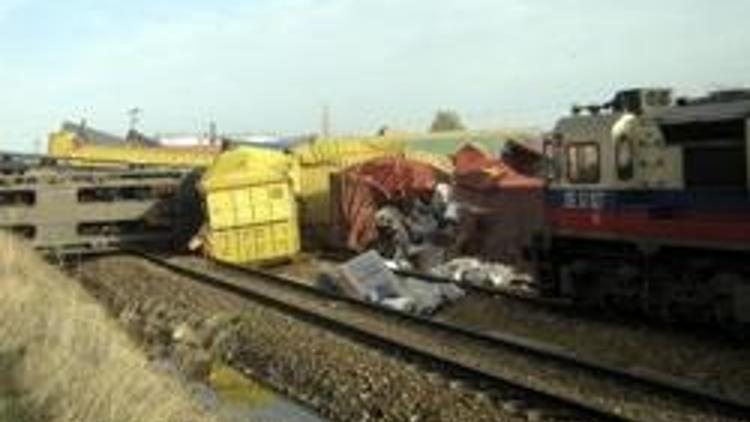 Niğdede yük treni, istasyonda Mavi Trene çarptı: 12 yaralı