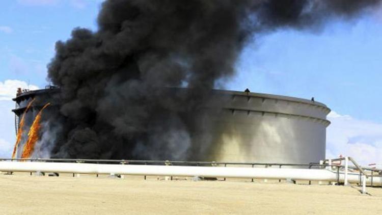 Libyanın en büyük petrol limanına roket saldırısı