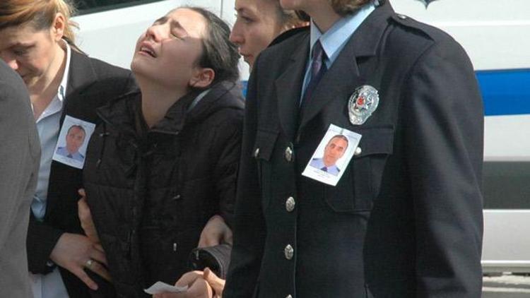 Şehit polisin kızından yürek burkan feryat
