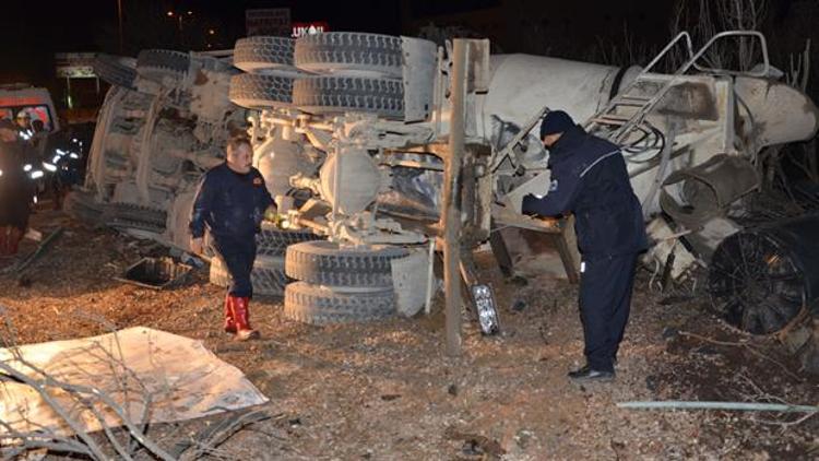 Beton mikseri takla attı