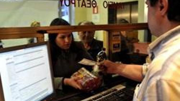 Selanikte tiyatro izleyicileri bileti para yerine gıda maddesiyle alıyor