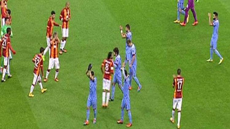 Galatasaray ve Trabzonsporlu futbolcular tribünleri birlikte selamladı