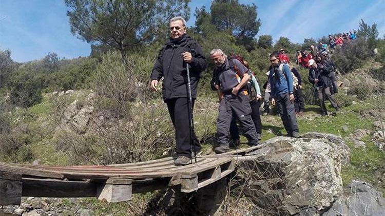 Büyükşehir Belediye Başkanı Aziz Kocaoğlu, dağcılarla 12 km yürüdü