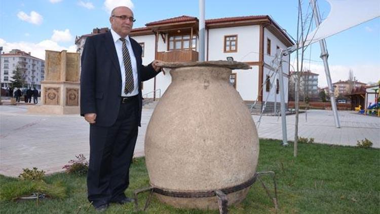 Tarladan bin 800 yıllık küp çıktı