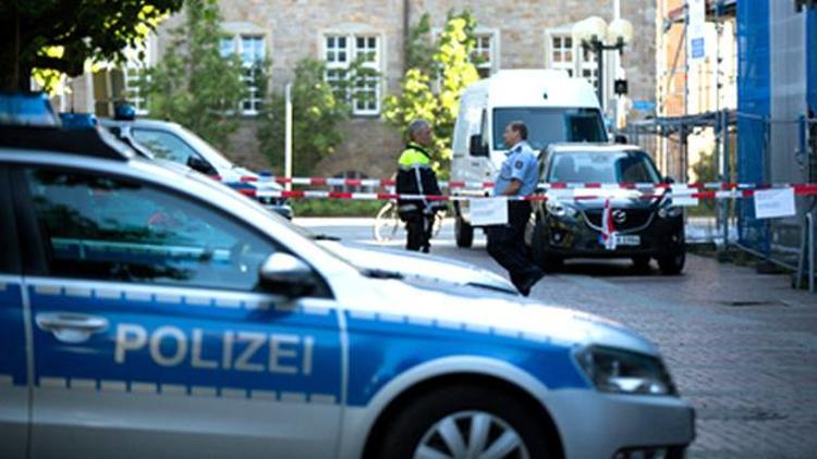 Almanya’da polis, bıçaklı saldırganı öldürdü