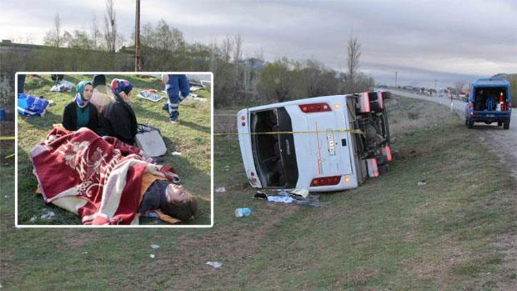 Ankarada öğretmenleri taşıyan minibüs devrildi: 15 yaralı