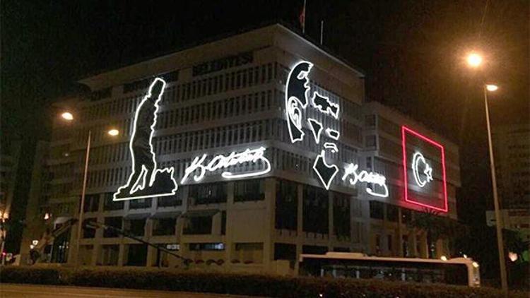 Belediye binasında ışıklı Atatürk silüeti