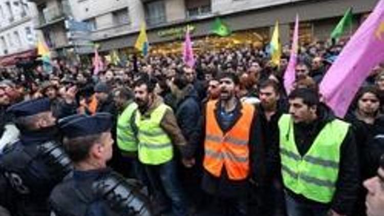 Pariste Hepimiz PKKyız sloganları
