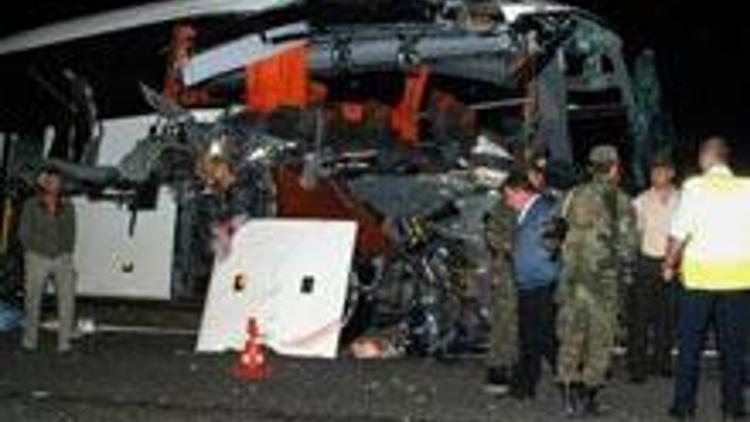 Yolcu otobüsü TIRla çarpıştı: 3 ölü, 16 yaralı
