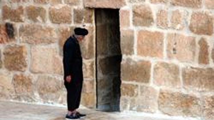 76 yıldır annesini manastırda bekliyor