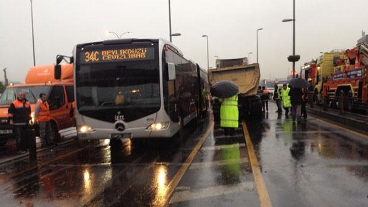 Metrobüs yoluna giren kamyon trafiği felç etti