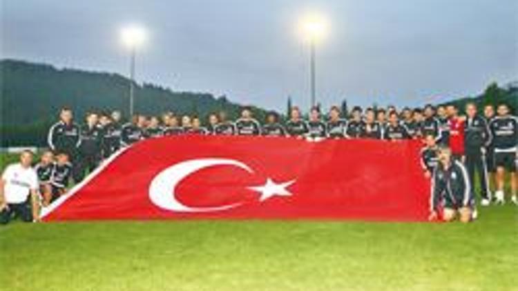 Kartal’dan Türk bayraklı kutlama