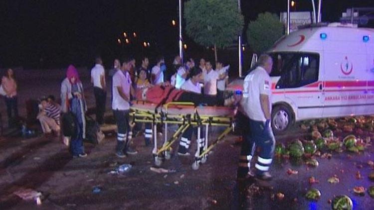 Ankarada otobüs kamyona çarptı: 1 ölü, 23 yaralı