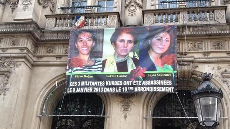 Pariste öldürülen PKKlıların resimleri belediye binasına asıldı