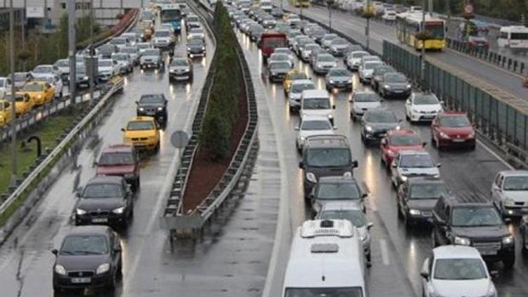 İstanbulda yağış trafiği aksatıyor