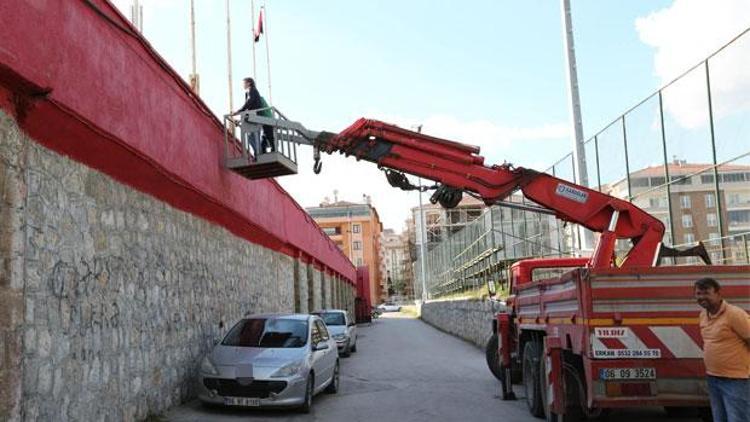 Stada giremeyen cezalı yönetici, maçı vincin üzerinden izledi