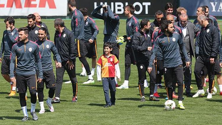 Şehit savcı Mehmet Selim Kirazın oğlu Galatasaray idmanında