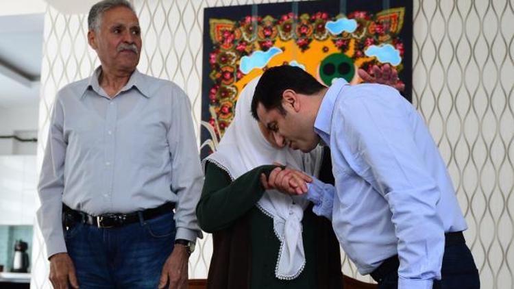 HDPli Selahattin Demirtaş, anne ve babasını ziyaret etti