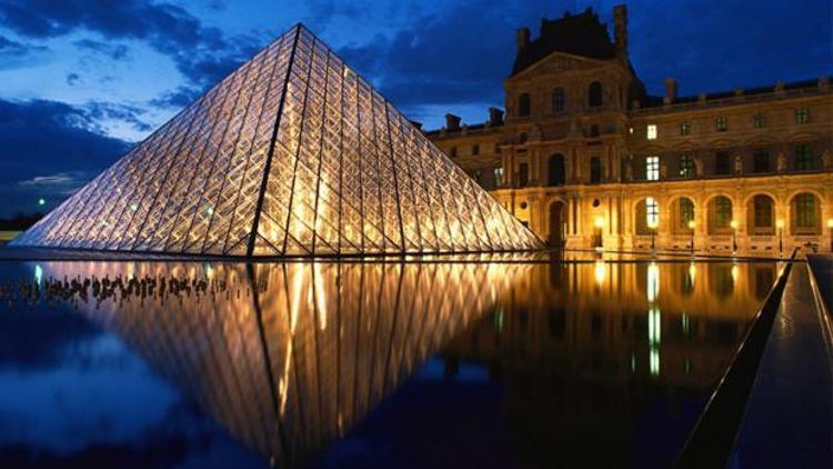 Louvre Müzesini koyunlar bastı