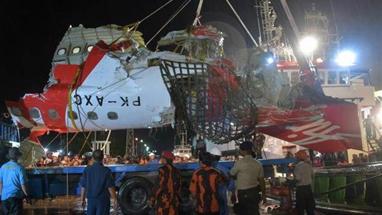 Endonezyada düşen yolcu uçağının karakutularından biri çıkarıldı