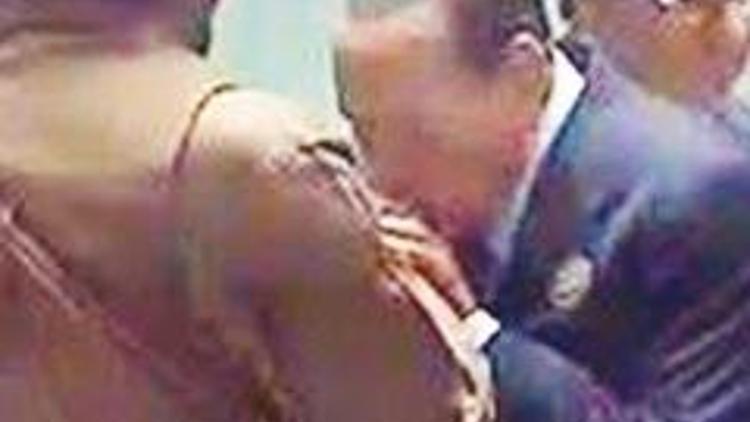 Kaddafi Papa mı ki Berlusconi elini öptü