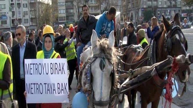 İzmirde tiyatro gibi metro protestosu