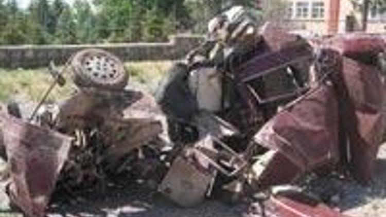 Otomobil ikiye bölündü: Anne ve 2 kızı öldü