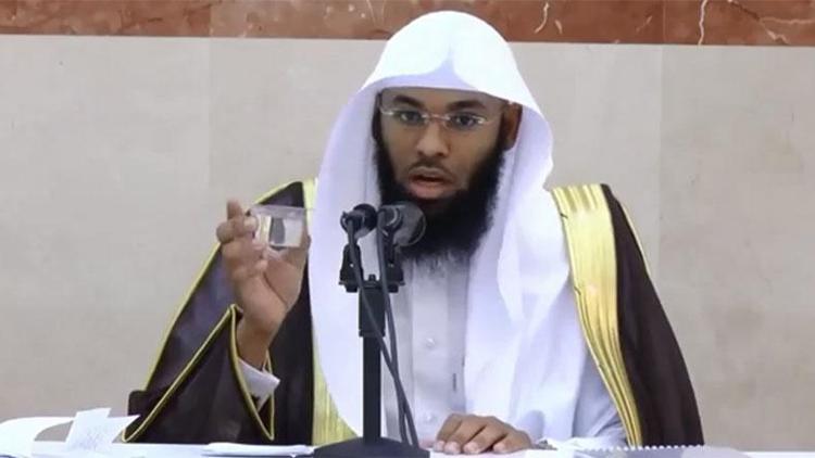 Suudi imam: Dünya dönmüyor çünkü...