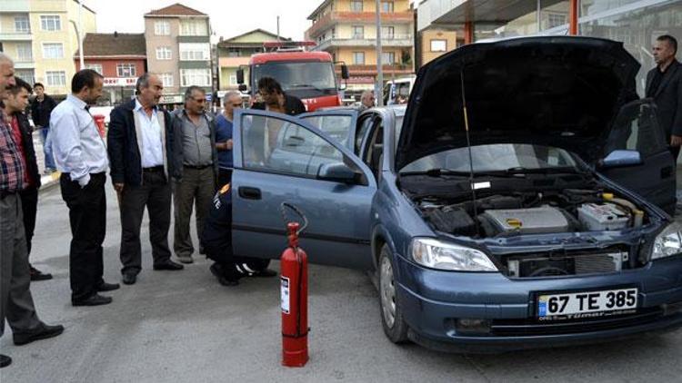 Otomobiline giren yılandan kurtulmak için ilginç yöntemler denedi