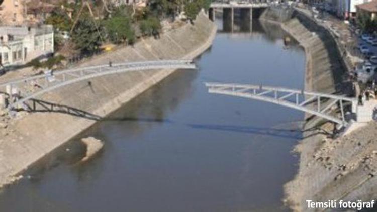 Kaçakçılar Asi Nehri üzerinde araç geçecek çelik köprü kurmaya kalktı