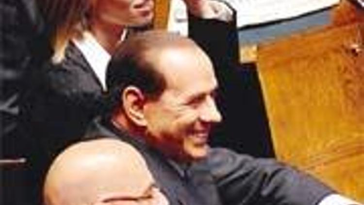 Berlusconi, en güzel vekilin yanına oturdu
