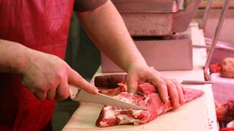 Almanyada bir kasap, imha edilmesi gereken etleri devlet memurlarına yedirdi