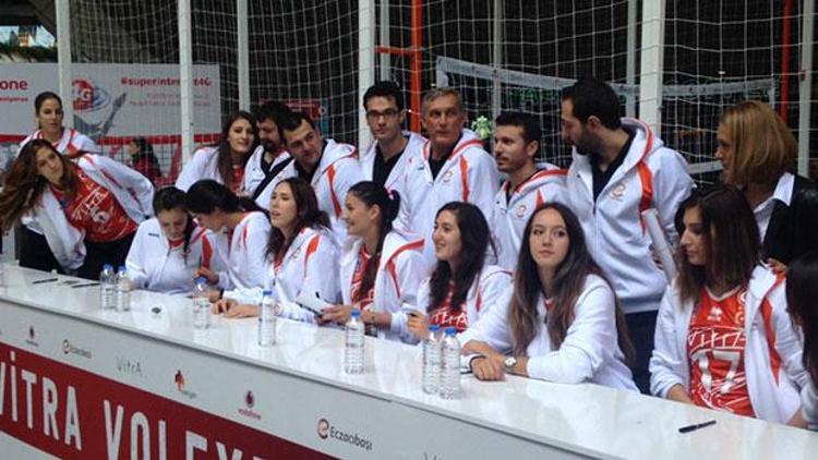 Eczacıbaşının yıldızları Voleybol Kanyonda etkinliğinde