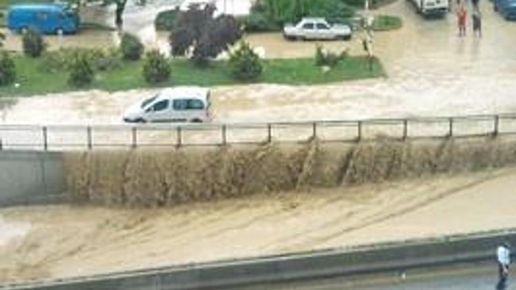 Yağmur yağıyor, seller akıyor Melih Gökçek camdan bakıyor