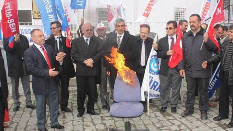 Eğitimciler makam koltuğu yaktı