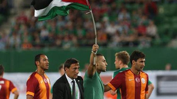 Filistin bayrağı ile sahaya girdiler